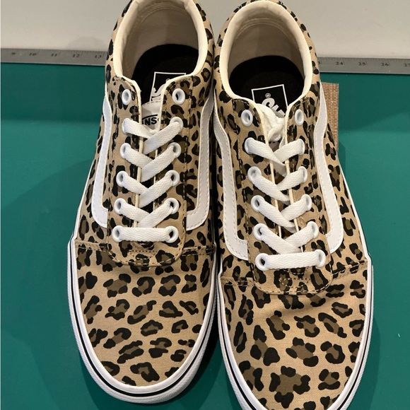 Vans Women's Ward Low-Top Leopard Print Sneakers in Black and White Size 9 - Picture 2 of 7